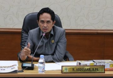 Ketua Pansus Abdullah Serahkan 126 Halaman Laporan Optimalisasi Pendapatan Riau