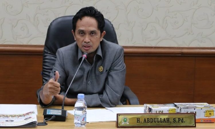 Ketua Pansus Abdullah Serahkan 126 Halaman Laporan Optimalisasi Pendapatan Riau