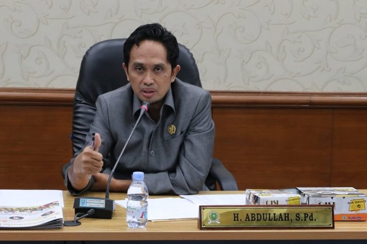 Ketua Pansus Abdullah Serahkan 126 Halaman Laporan Optimalisasi Pendapatan Riau