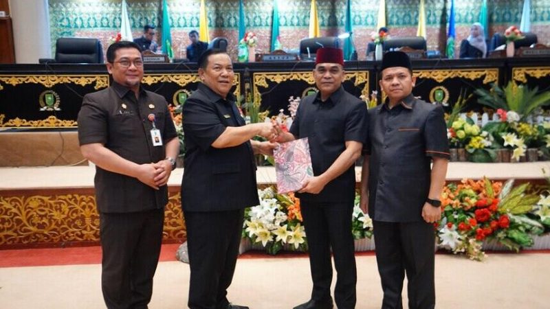 Plt Gubernur SF Hariyanto Serahkan Ranperda Pertanggungjawaban APBD 2025 dalam Rapat Paripurna DPRD Riau