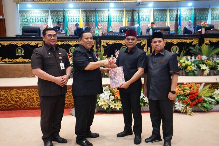 Plt Gubernur SF Hariyanto Serahkan Ranperda Pertanggungjawaban APBD 2025 dalam Rapat Paripurna DPRD Riau