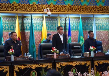 Rapat Paripurna, DPRD Riau Serahkan Pandangan Umum Ranperda Pertanggungjawaban APBD 2025 ke Plt Gubri
