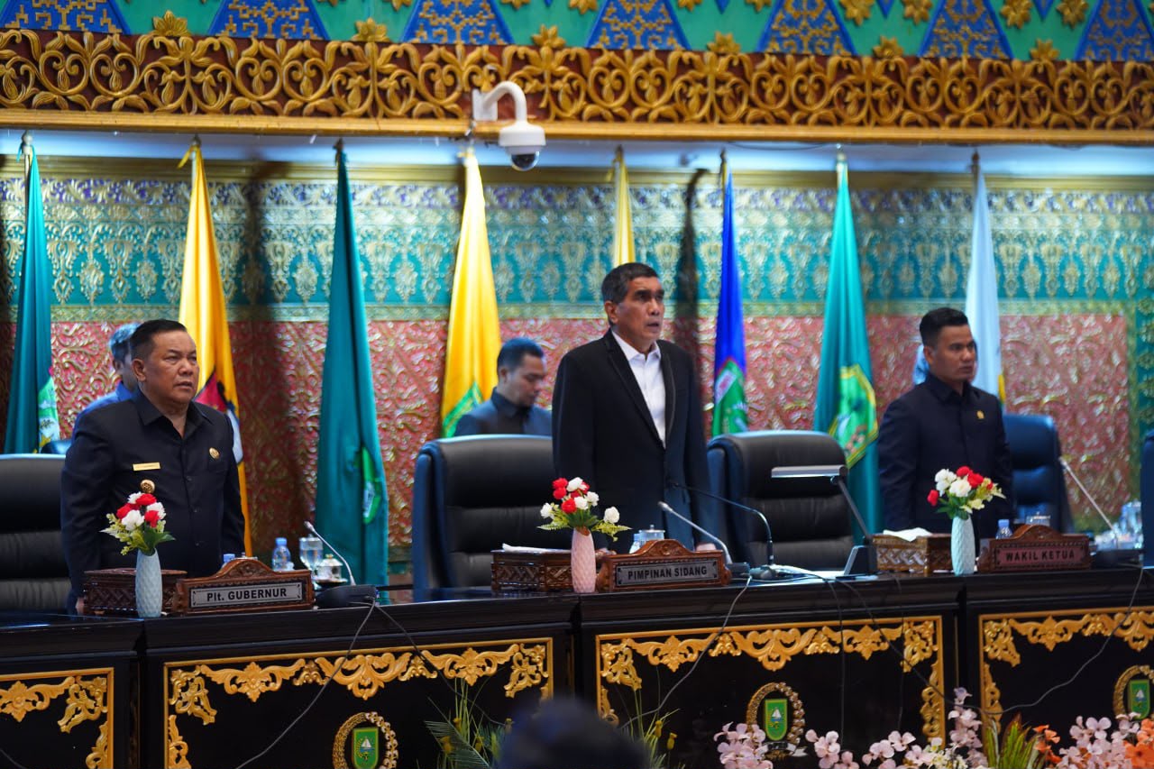 Rapat Paripurna, DPRD Riau Serahkan Pandangan Umum Ranperda Pertanggungjawaban APBD 2025 ke Plt Gubri