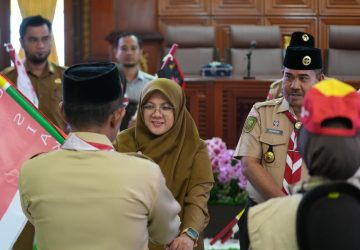 Kisah Reuni 25 Tahun: Bupati Afni Z Lepas Kontingen Jamnas XII Siak dengan Penuh Haru