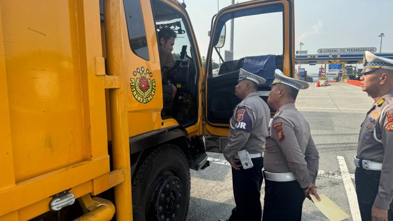 Gelar Operasi Gabungan di Tol Pekanbaru-Dumai, Petugas Tindak Belasan Truk ODOL
