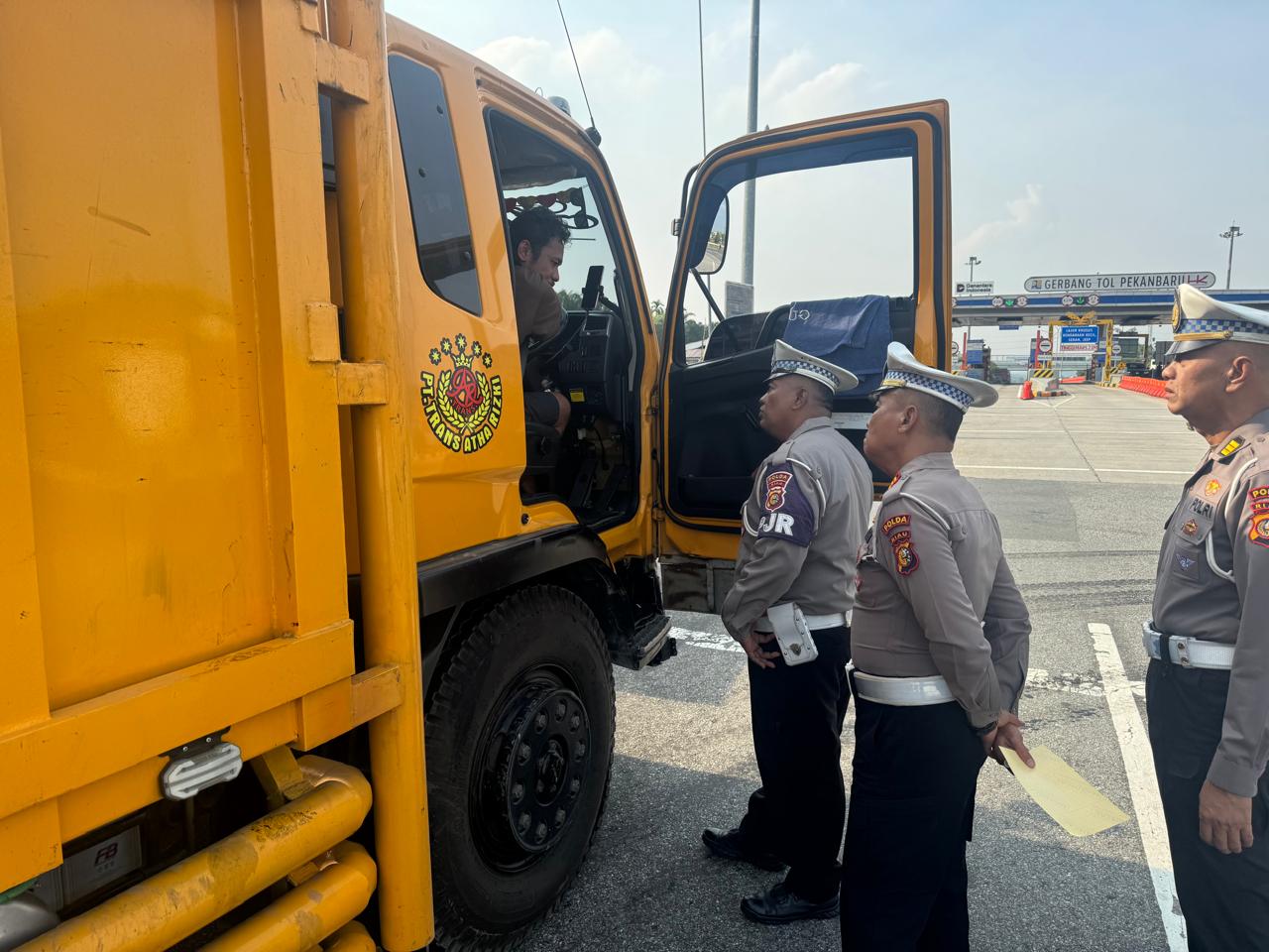 Gelar Operasi Gabungan di Tol Pekanbaru-Dumai, Petugas Tindak Belasan Truk ODOL
