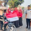 Sambut HUT RI ke-81, Guru dan OSIS SMAN 2 Muara Enim Turun ke Jalan Bagikan Bendera Merah Putih