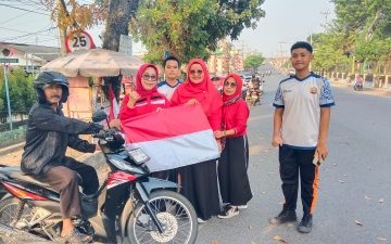 Sambut HUT RI ke-81, Guru dan OSIS SMAN 2 Muara Enim Turun ke Jalan Bagikan Bendera Merah Putih