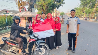 Sambut HUT RI ke-81, Guru dan OSIS SMAN 2 Muara Enim Turun ke Jalan Bagikan Bendera Merah Putih