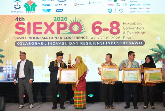 Komitmen Lindungi Petani, Bupati Siak Afni Zulkifli Terima Sawit Indonesia Expo Award 2026