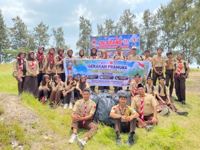 Pramuka SMKN 1 Bengkalis Gelar Aksi Bakti Sosial Bersihkan Pantai Pelabuhan Sri Setia Raja