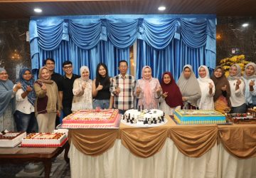 Penuh Kekeluargaan, Wali Kota Batam Amsakar Achmad Dapat Kejutan Ulang Tahun ke-58 di Sekupang