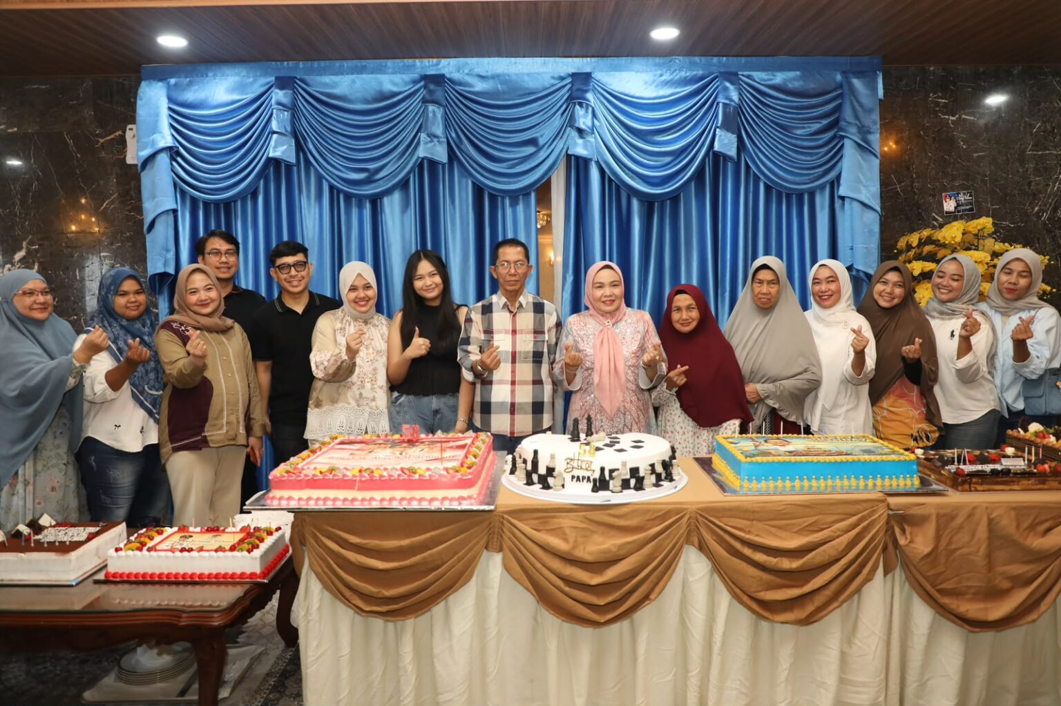 Penuh Kekeluargaan, Wali Kota Batam Amsakar Achmad Dapat Kejutan Ulang Tahun ke-58 di Sekupang