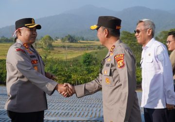 Dukung Swasembada Pangan, Kapolda Sumsel Ikuti Penanaman Bawang Putih Serentak