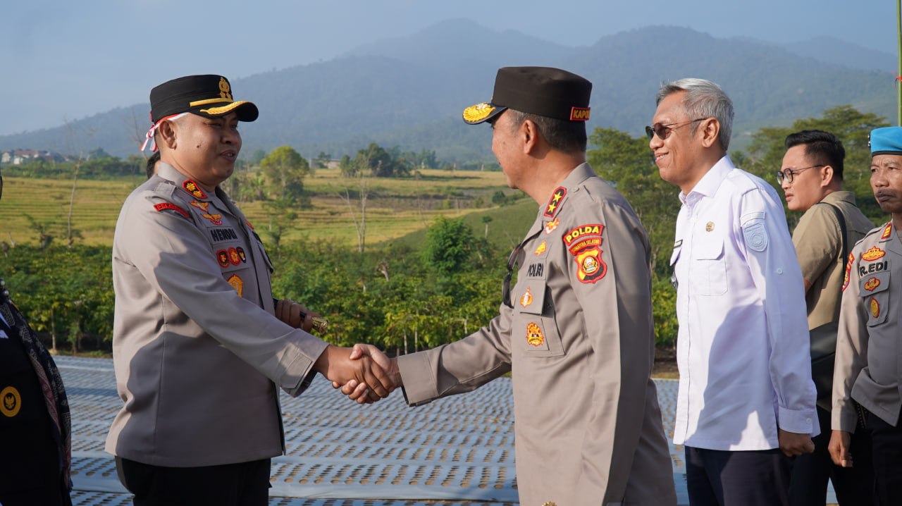 Dukung Swasembada Pangan, Kapolda Sumsel Ikuti Penanaman Bawang Putih Serentak