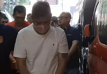 Bos Kasino Batam Bersama 8 Tersangka Judi Tiba di Bareskrim Polri dengan Tangan Diborgol