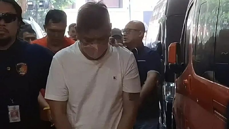 Bos Kasino Batam Bersama 8 Tersangka Judi Tiba di Bareskrim Polri dengan Tangan Diborgol