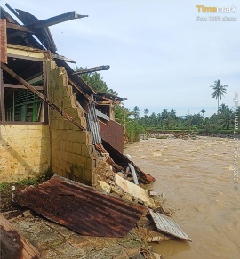 Hujan Deras, Bangunan SD 19 Baringin yang Tak Terpakai Roboh, Warga Soroti Kondisi Sungai
