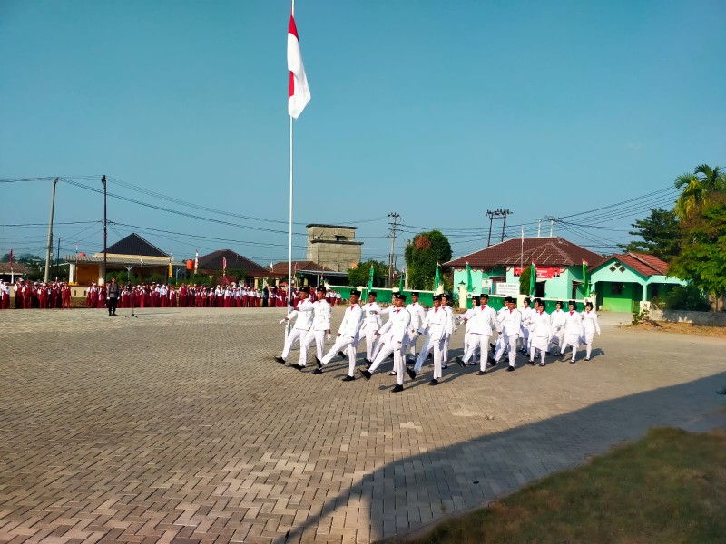 Upacara Penurunan Bendera di Buay Madang Berlangsung Khidmat, Paskibraka Terima Penghargaan