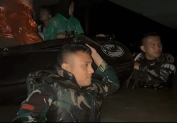 TNI Bergerak Cepat, Prajurit Kodam XX/TIB Evakuasi Warga Terdampak Banjir di Padang
