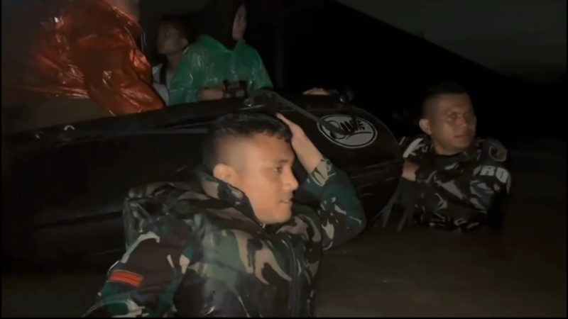 TNI Bergerak Cepat, Prajurit Kodam XX/TIB Evakuasi Warga Terdampak Banjir di Padang