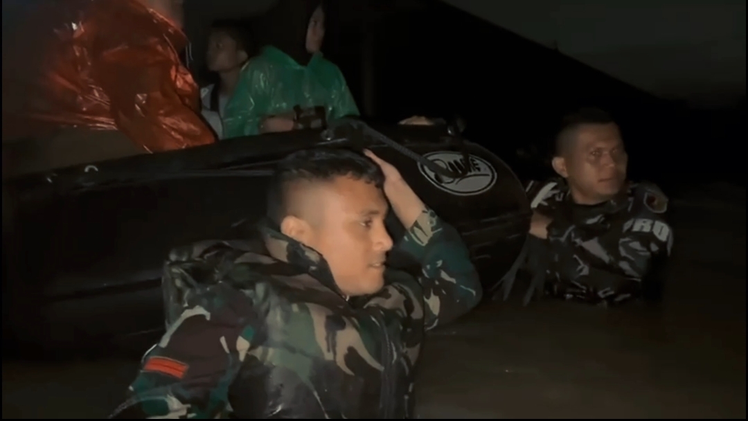 TNI Bergerak Cepat, Prajurit Kodam XX/TIB Evakuasi Warga Terdampak Banjir di Padang