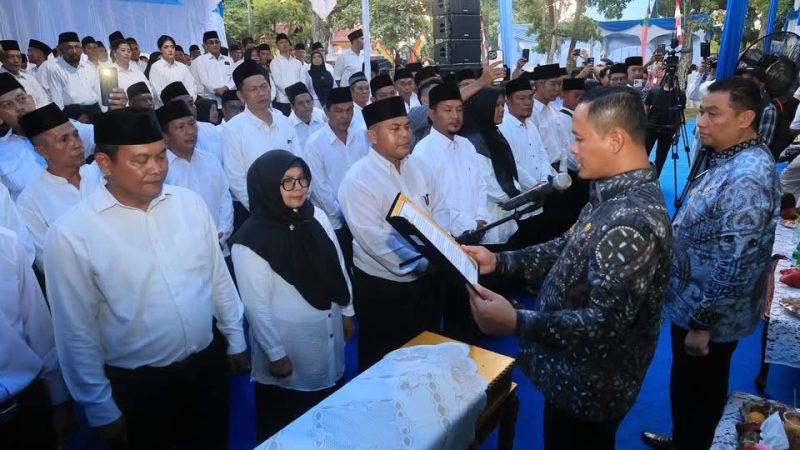 Kukuhkan 202 Ketua RT dan RW Tenayan Raya, Wali Kota Agung Nugroho Siapkan Agenda Retreat