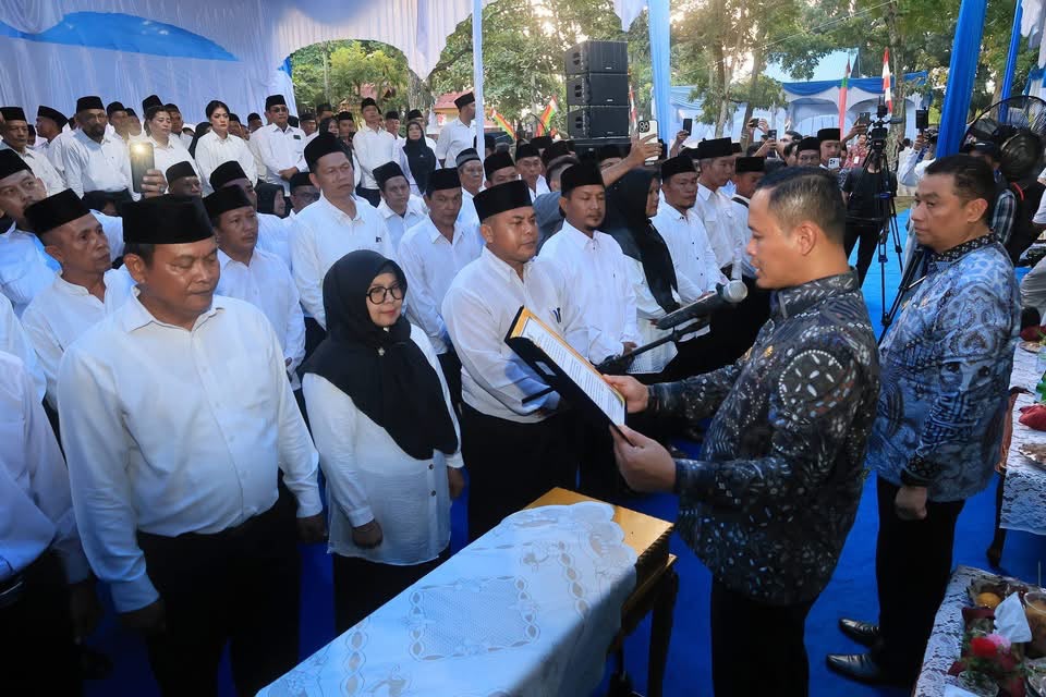 Kukuhkan 202 Ketua RT dan RW Tenayan Raya, Wali Kota Agung Nugroho Siapkan Agenda Retreat