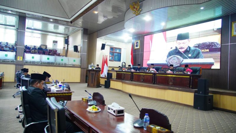 Hadiri Paripurna DPRD, Bupati Toha Tohet Terima Dokumen Hasil Reses III untuk Pembangunan Muba
