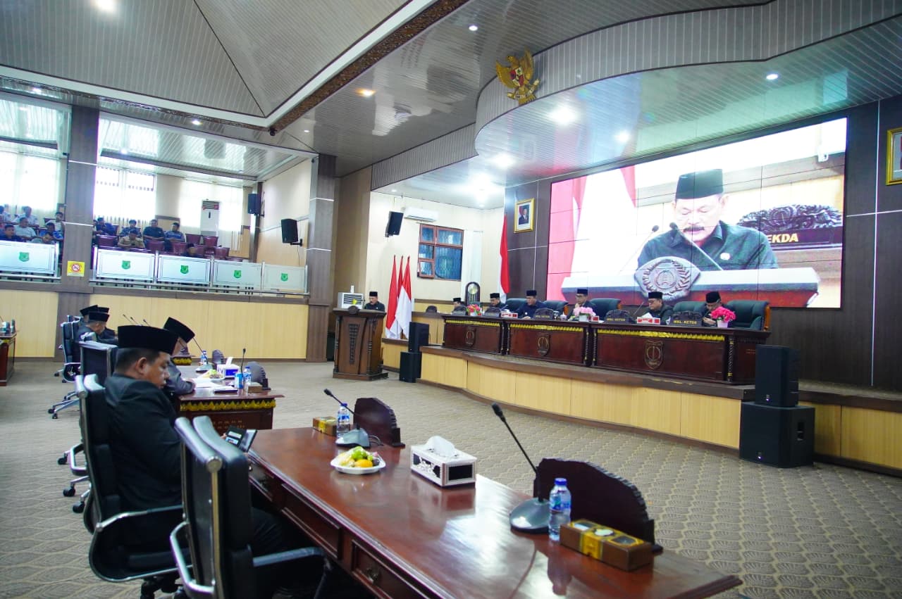Hadiri Paripurna DPRD, Bupati Toha Tohet Terima Dokumen Hasil Reses III untuk Pembangunan Muba