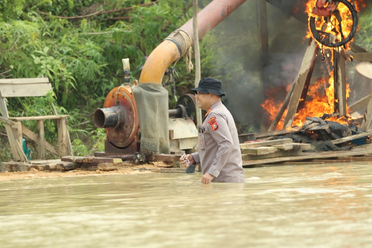 Dua Pekan Operasi Kuantan Merah Putih, Tim Gabungan Polda Riau dan Polres Kuansing Musnahkan 525 Rakit Emas Ilegal