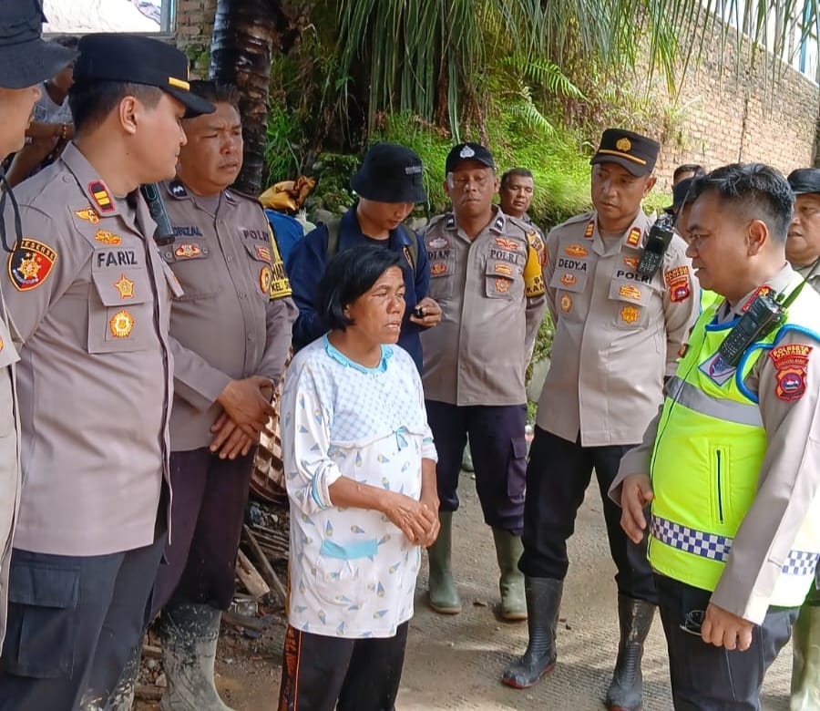 Kapolresta Padang Tinjau Banjir Nanggalo, Pastikan Respons Cepat Polresta dan Dirikan Posko Siaga