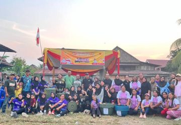 Dukung Olahraga Perempuan, Anggota DPRD Muara Enim Serahkan Hadiah Turnamen Voli di Muara Lawai