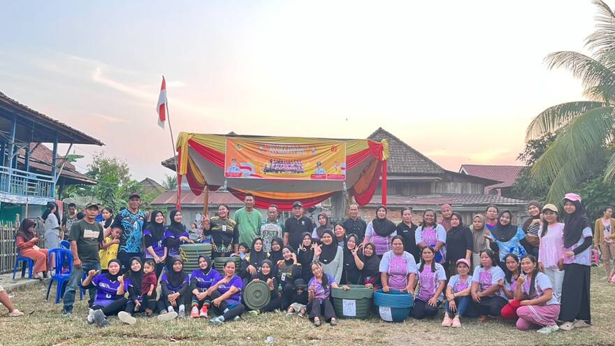 Dukung Olahraga Perempuan, Anggota DPRD Muara Enim Serahkan Hadiah Turnamen Voli di Muara Lawai