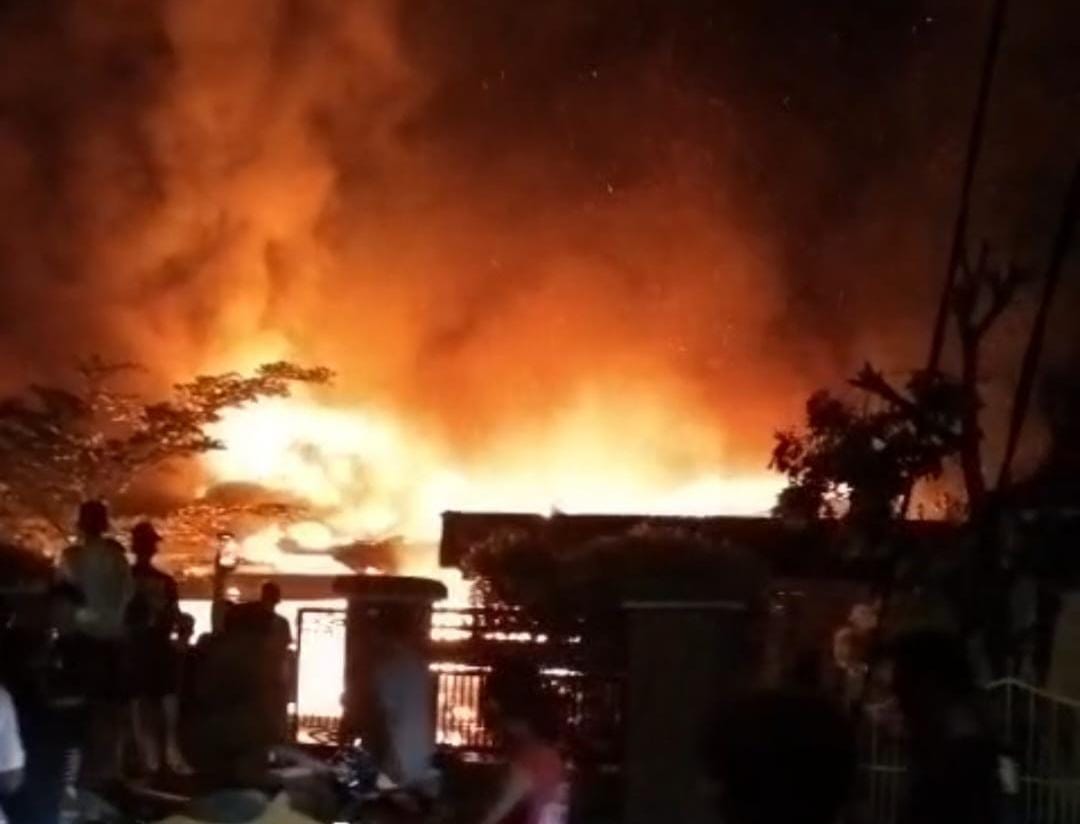Dua Petak Rumah Terbakar di Piai Tanah Sirah Nan XX, Kerugian Ditaksir Rp800 Juta
