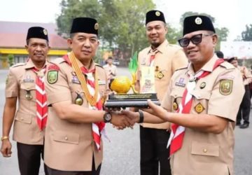 Bupati Inhu Ade Agus Hartanto Terima Lencana Dharma Bakti Kamabicab dari Kwarnas Gerakan Pramuka