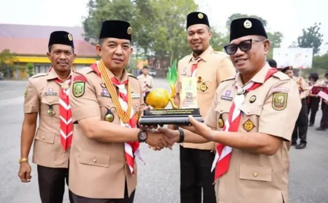 Bupati Inhu Ade Agus Hartanto Terima Lencana Dharma Bakti Kamabicab dari Kwarnas Gerakan Pramuka