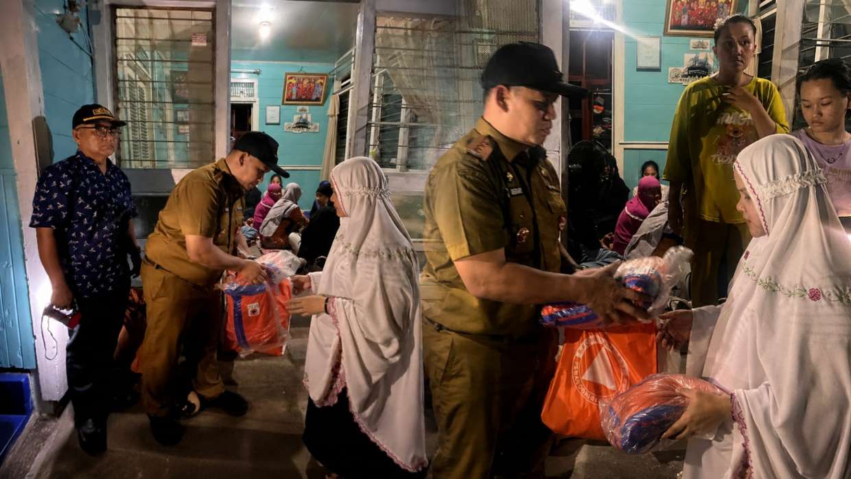 Camat Lubeg Ikrar Prakarsa Tinjau Lokasi Kebakaran di Tanah Sirah Piai Nan XX, Serahkan Bantuan untuk Korban