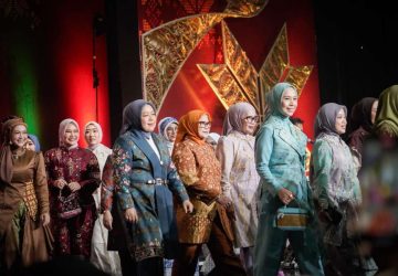 Tampil di Fashion Show Kriyanusa 2026, Hj Patimah Toha Kenakan Gambo Oranye
