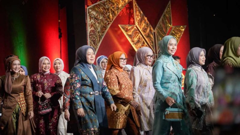 Tampil di Fashion Show Kriyanusa 2026, Hj Patimah Toha Kenakan Gambo Oranye