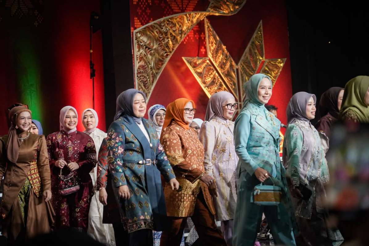 Tampil di Fashion Show Kriyanusa 2026, Hj Patimah Toha Kenakan Gambo Oranye