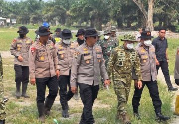 Pangdam XIX/Tuanku Tambusai dan Kapolda Riau Tinjau Langsung Penanganan Karhutla di Inhu