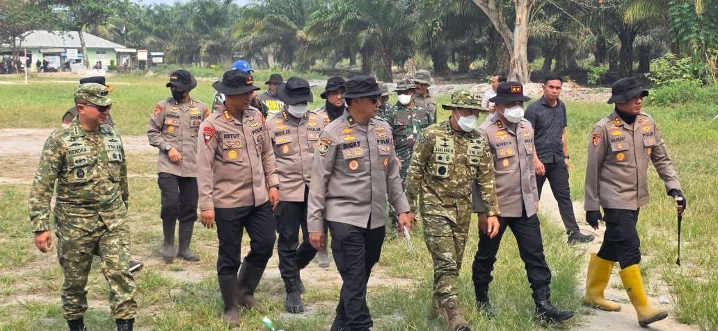 Pangdam XIX/Tuanku Tambusai dan Kapolda Riau Tinjau Langsung Penanganan Karhutla di Inhu