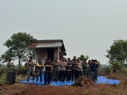 Kepung Karhutla di Inhu, Kapolda Riau dan Pangdam Gelar Sholat Istisqo Langsung di Lokasi Kebakaran