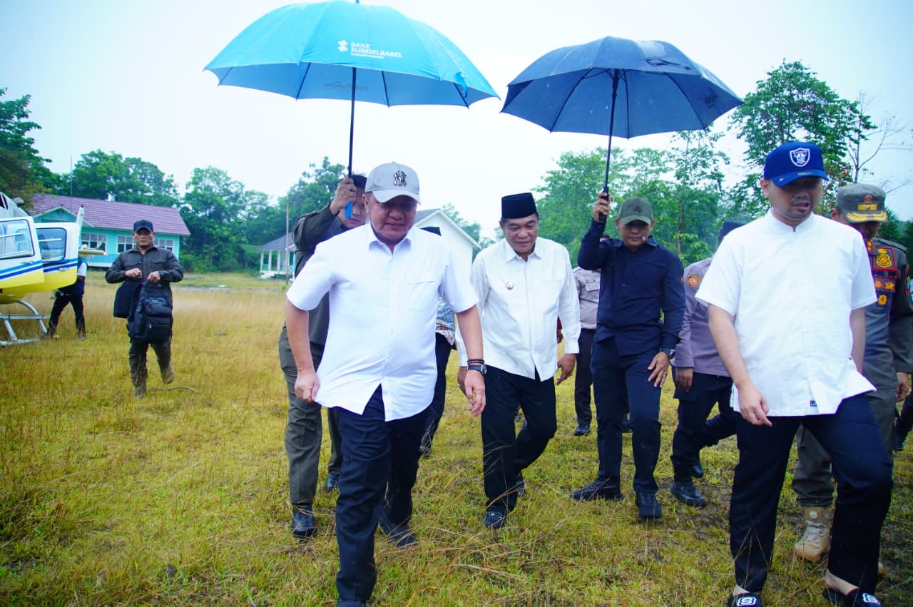 Hujan Iringi Maulid Nabi di Ulak Embacang, Gubernur Herman Deru dan Bupati Toha Tohet Disambut Antusias Warga