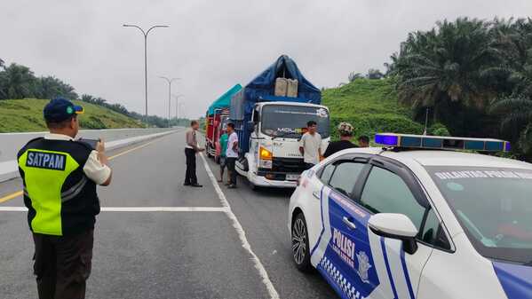 Sopir Truk Dikeroyok di Tol Pekanbaru-Dumai, Polisi Kejar Pelaku Lewat Komunikasi Radio