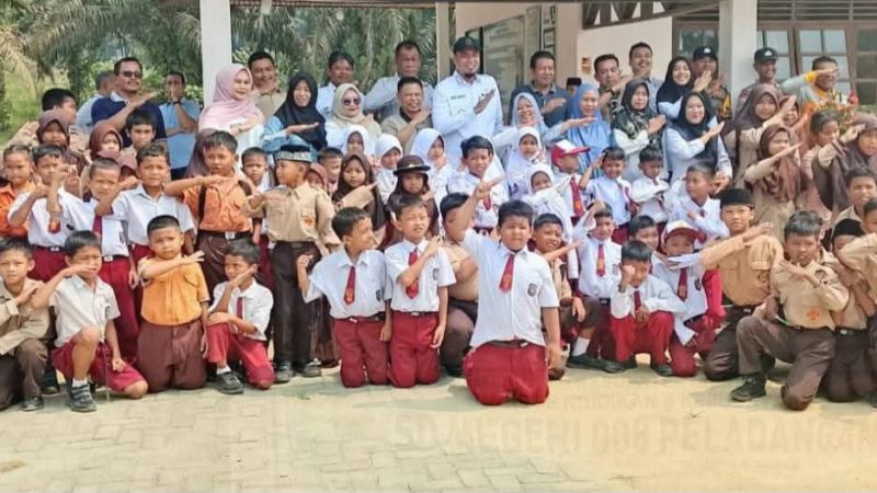 Antusiasme Siswa SD Peladangan Sambut Bupati Ade dan Wabup Hendrizal di Batang Peranap, Aspirasi MBG hingga Revitalisasi Kelas Mengemuka