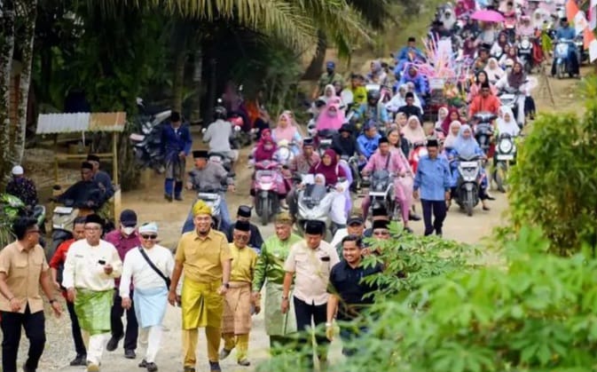 Bupati dan Wabup Inhu Larut dalam Tradisi Beaghak Tabak di HUT ke-22 Kecamatan Batang Peranap
