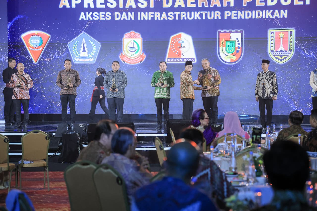 Komitmen Pendidikan Adil, Wali Kota Pekanbaru Raih Penghargaan Daerah Peduli Akses & Infrastruktur 2026