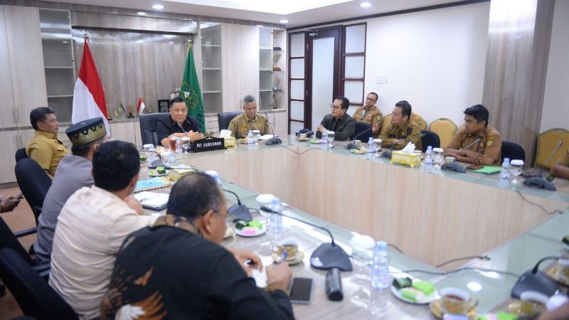 Ditemui Tokoh Adat, Plt Gubernur Riau SF Hariyanto Janji Gesit Selesaikan Jembatan Rumbio-Pulau Payung